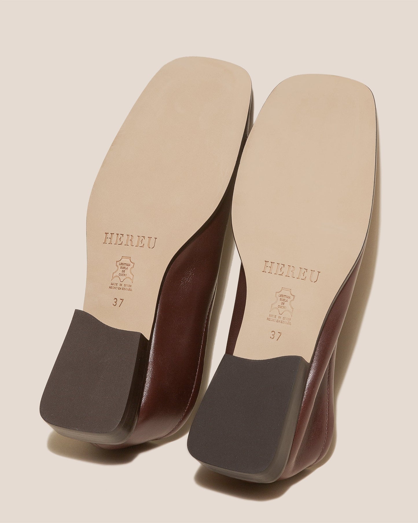 PETRA - Asymmetrical Pump - Hereu outlet