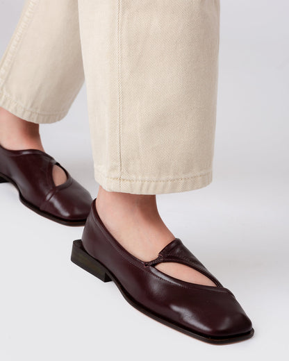 PETRA - Asymmetrical Pump - Hereu outlet