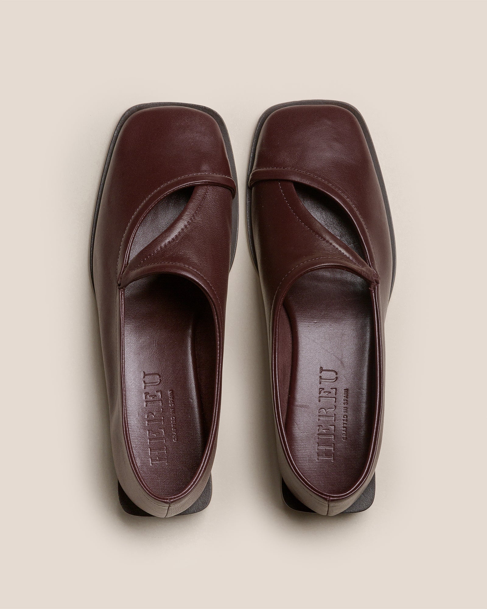 PETRA - Asymmetrical Pump - Hereu outlet