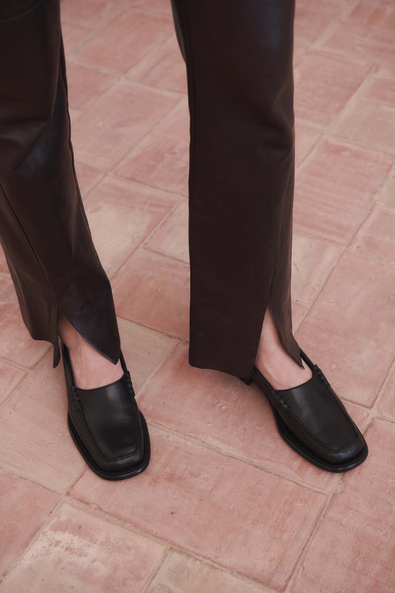 SALA - Square-Toe Low-Heeled Pump - Hereu US