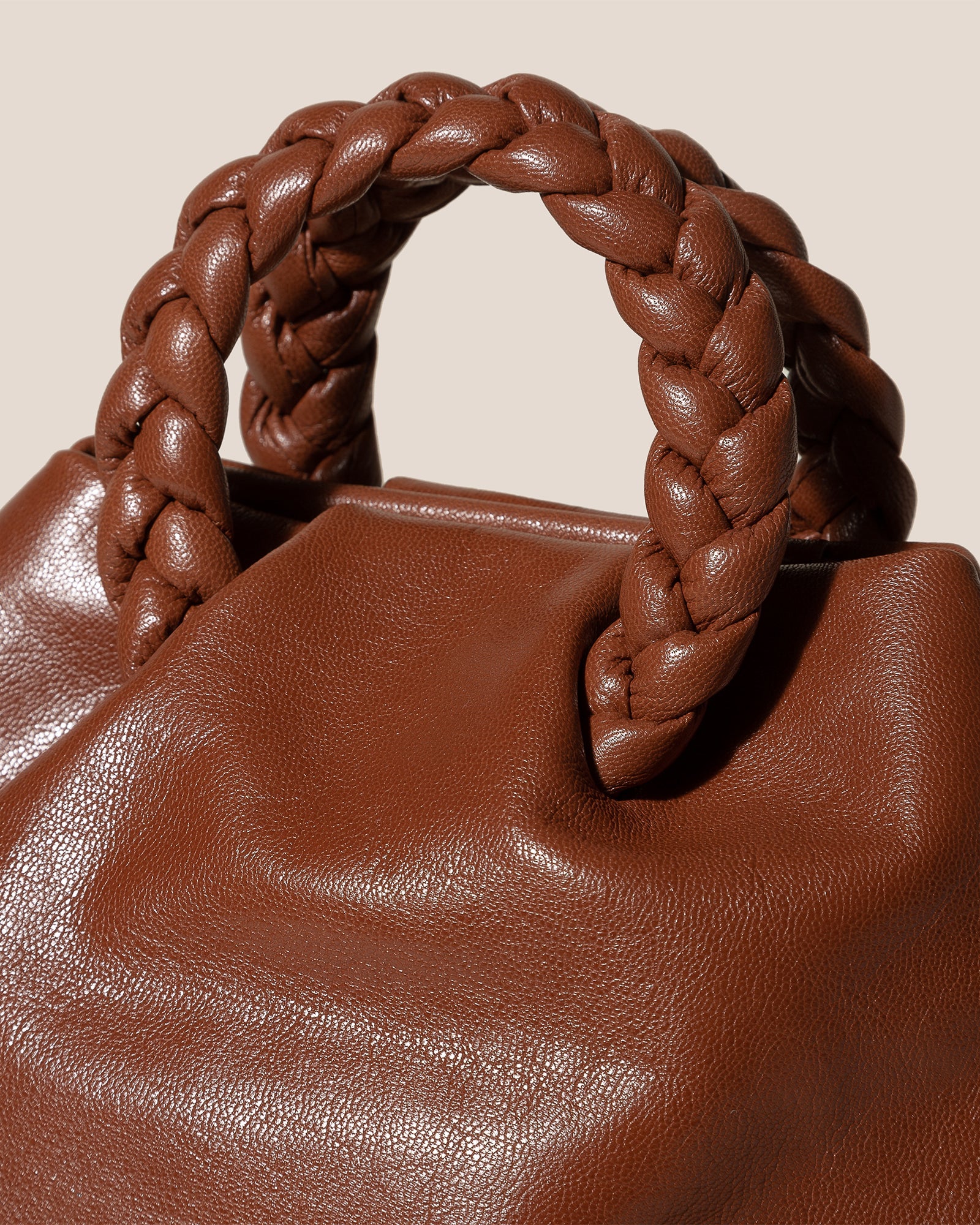 BOMBON M SUPPLE SHINY - Medium Plaited-handle Leather Handbag - Hereu outlet