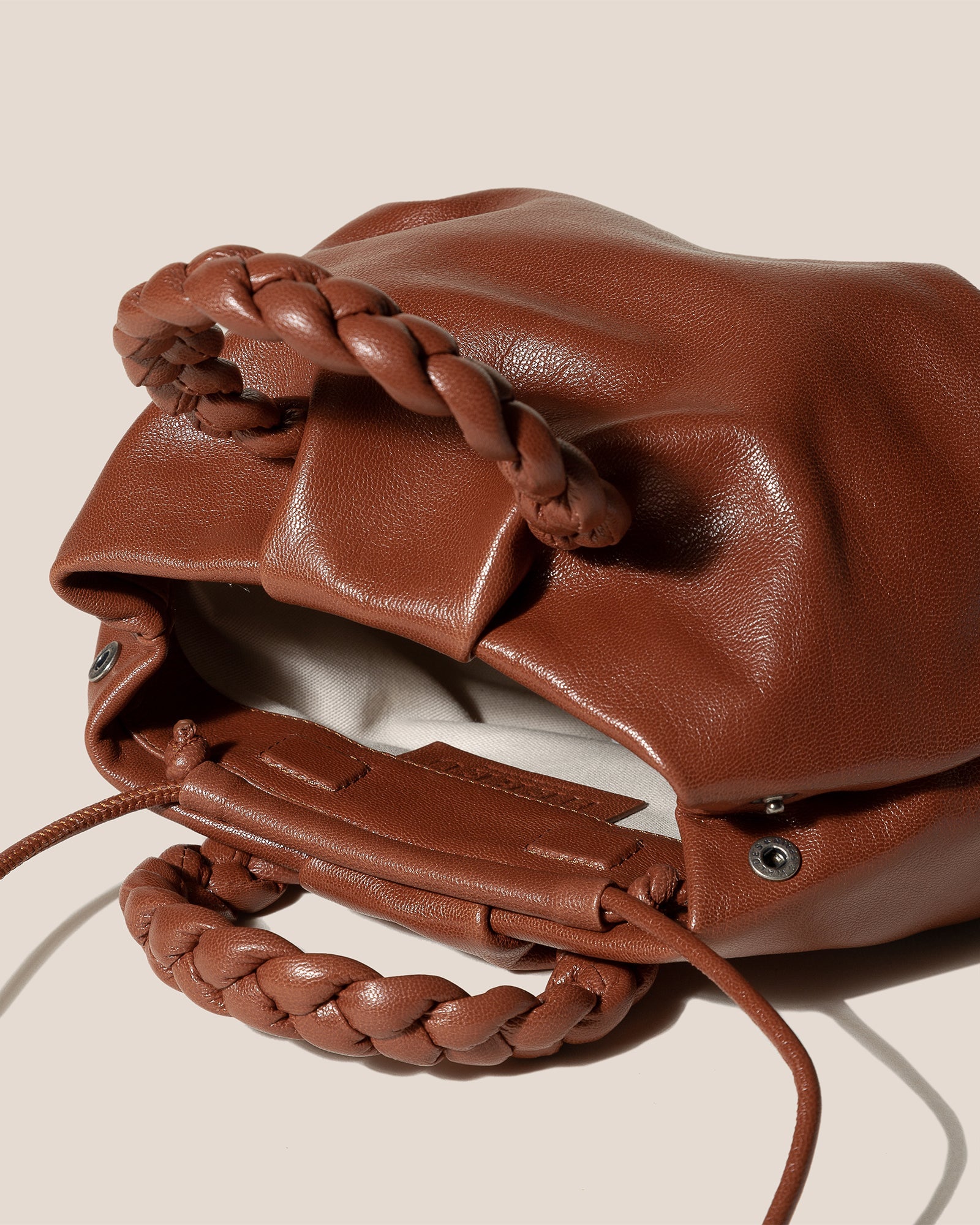 BOMBON M SUPPLE SHINY - Medium Plaited-handle Leather Handbag - Hereu outlet