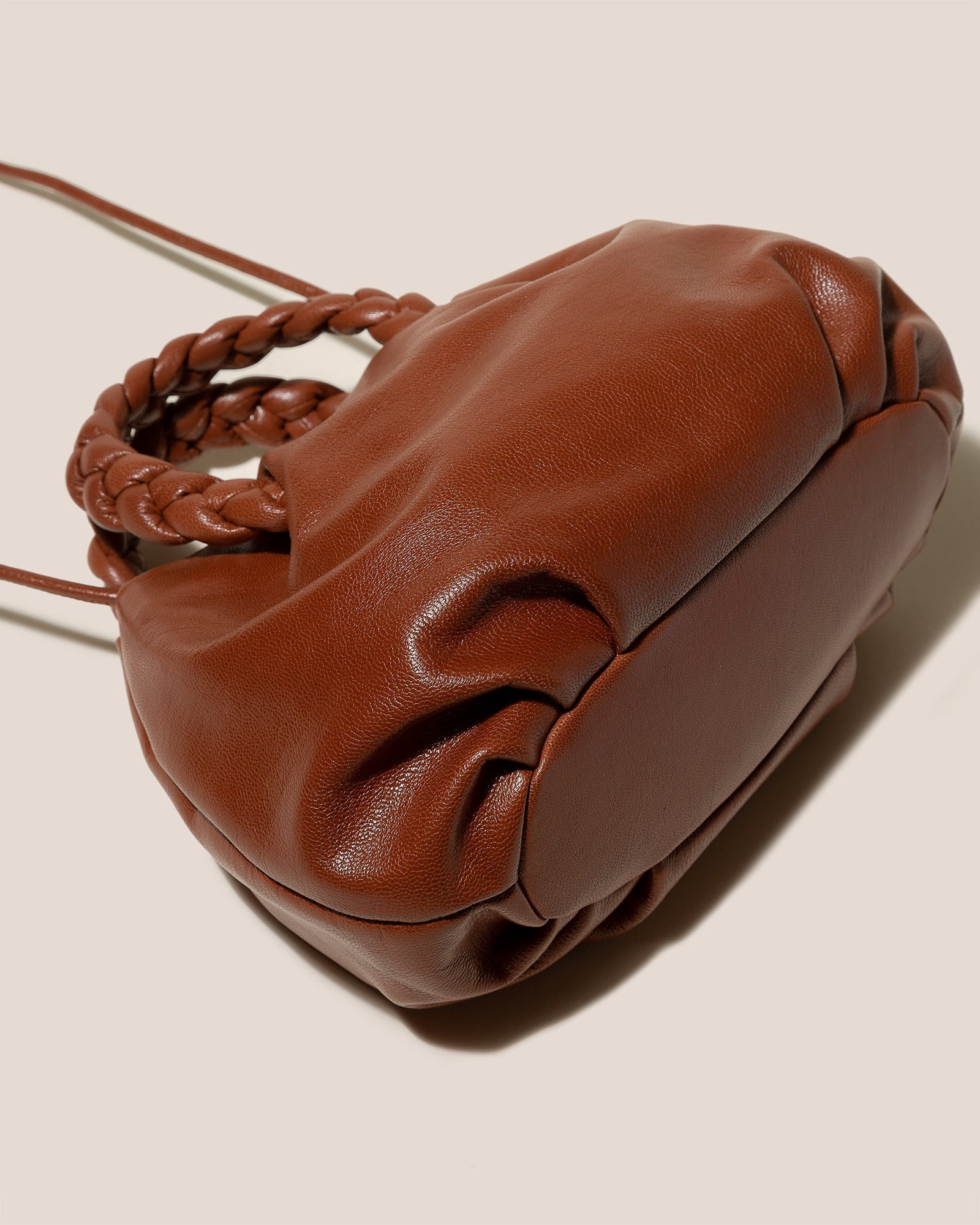BOMBON M SUPPLE SHINY - Medium Plaited-handle Leather Handbag - Hereu outlet