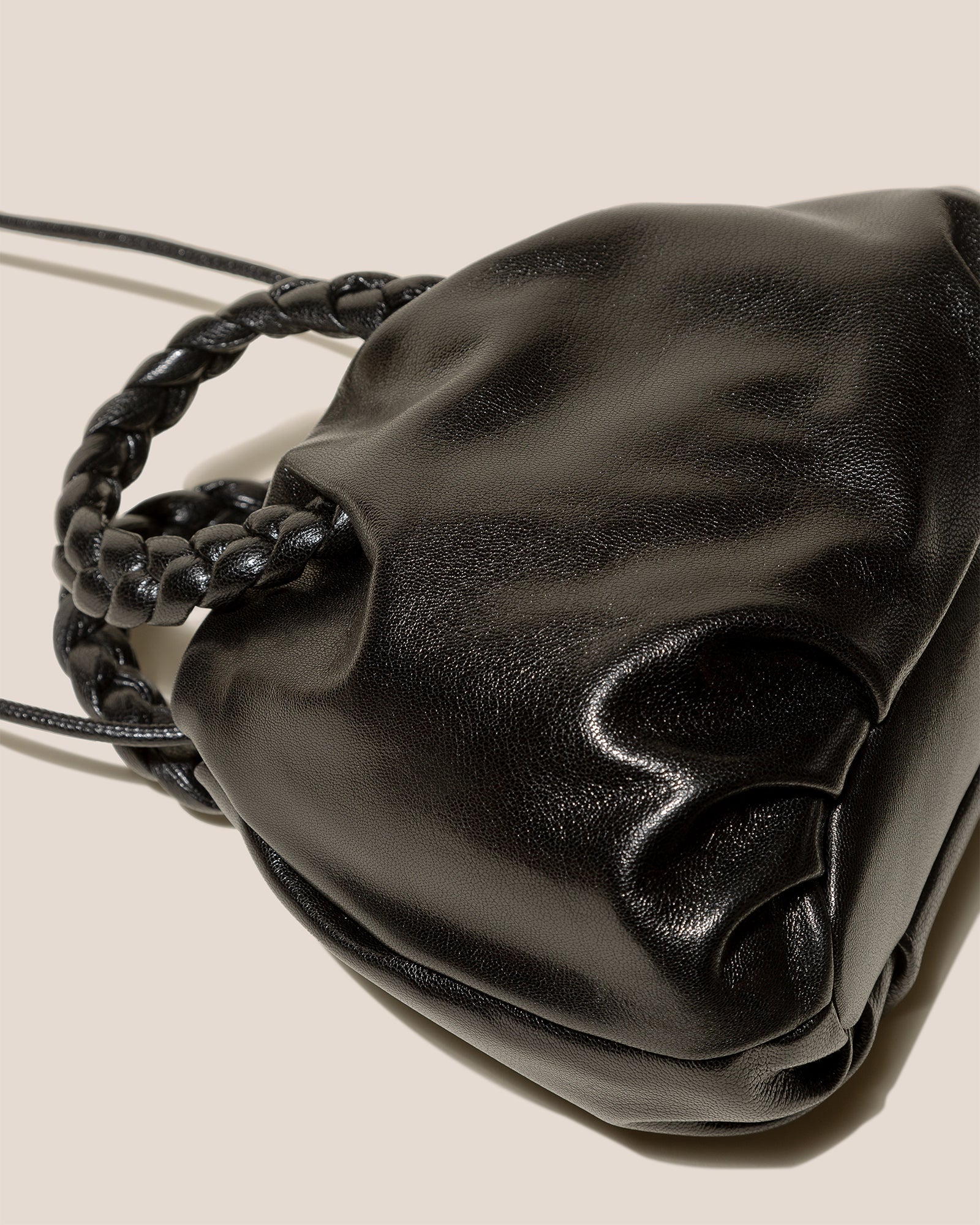 BOMBON M SUPPLE SHINY - Medium Plaited-handle Leather Handbag - Hereu US