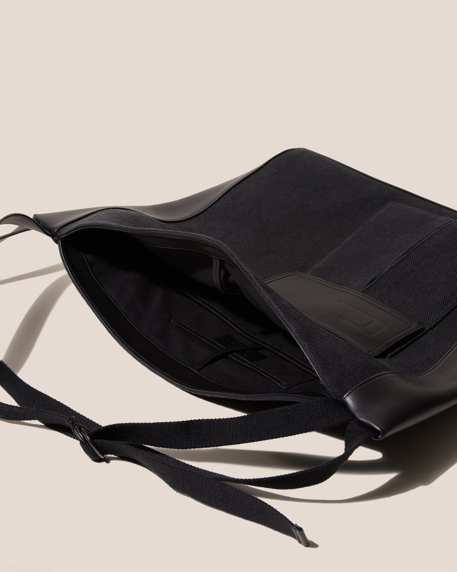 VINCLE L - Messenger Bag - Hereu outlet